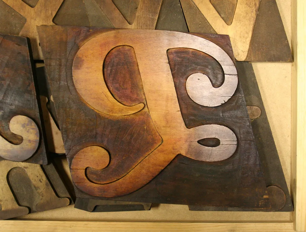 Large wood type swash P.